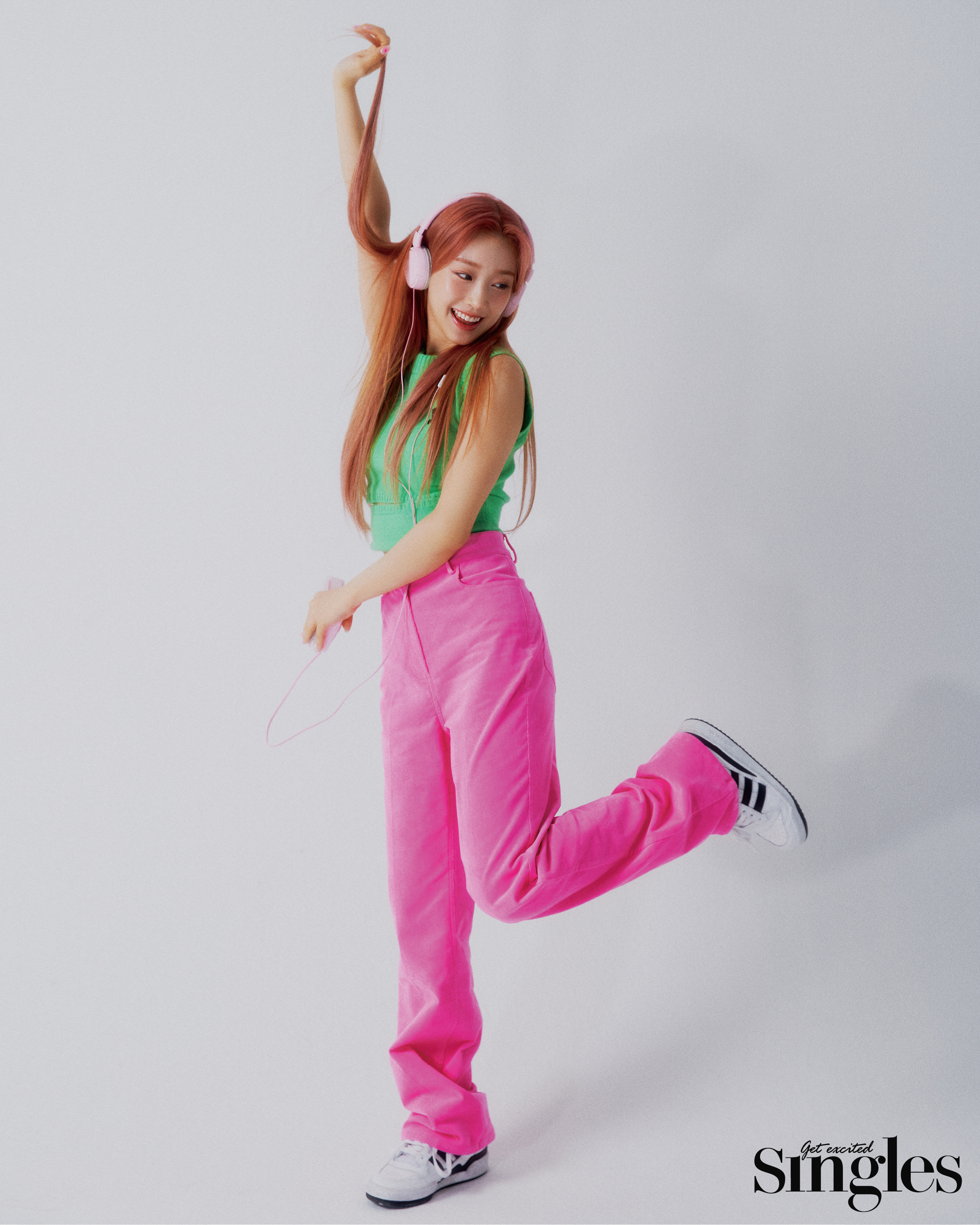 스테이씨 수민이 레스트앤레크레이션의 슬리브리스 니트 톱, 포니테일의 핑크 컬러 데님, 아디다스 오리지널스의 스니커즈를 착용하고 촬영한 싱글즈 화보